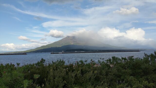 北埠頭の展望灯台から見える桜島。噴煙と雲が入れ替わりでかかるもんで綺麗なシルエットでは撮れないなんてのはよくある話。
